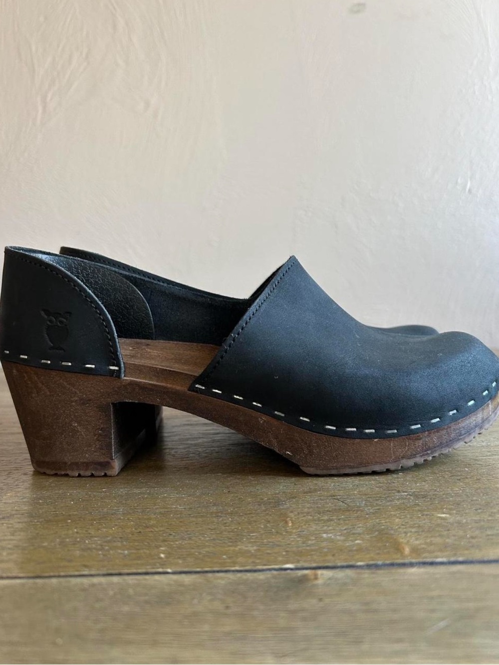 Sandgrens Brett Close-Back Black Clogs In Black Leather W/ Brown Wooden Base. 40